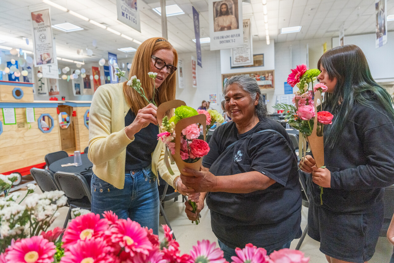 A grandmother receiving flowers thanks to Rise48
